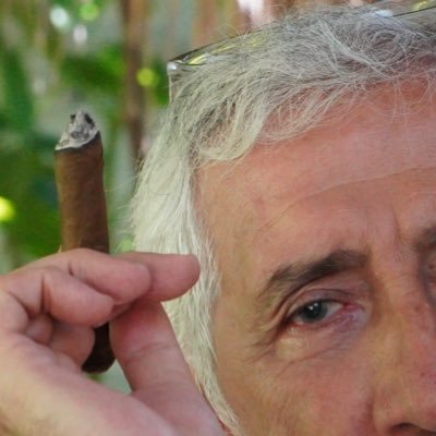 WaayMiis's profile picture. Con el mar, me haré un ataúd de frescura…