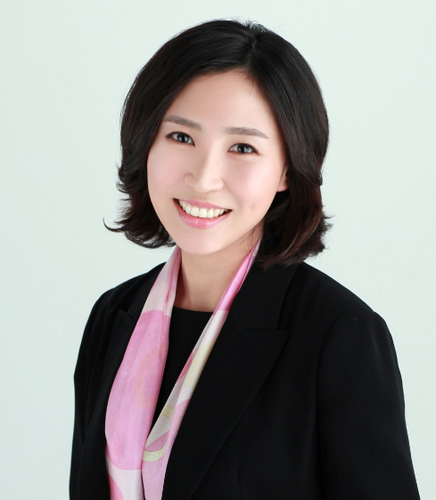 메인컨설팅(http://t.co/hKkoV7zGtj) 원장
전남대 전자상거래 박사
성균관대 MBA 석사
조직 커뮤니케이션(특히 소통) 부분에 많은 관심을 가지고 있습니다.
2011년 話하면, 通한다(올리브그린)책을 내기도 했습니다.