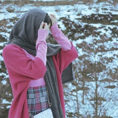 صداقت در مقابل سیاست دیگران سادگی ست ؛
سیاست در مقابل صداقت دیگران خیانت …