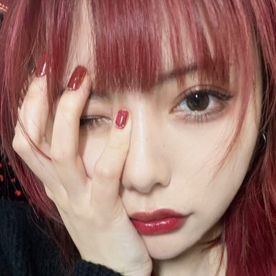 藍染カレン、荼緒あいみ、カンナギマロ推し。 アイドルはZOCX、PIGGS、バンドはらそんぶる推し。ダーツ歴3年。そこそこ上手🎯