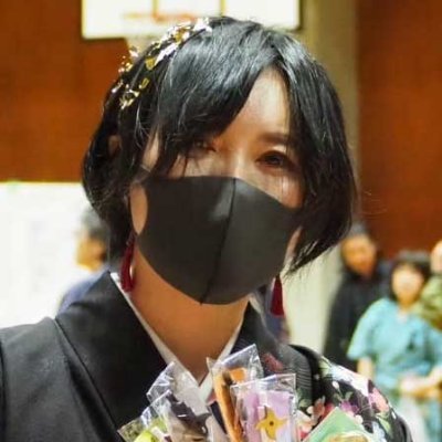 長く忍術を含む古武道を習っています。某流派にて武道体術十段。属性はくノ一です。女性ではありますが棒手裏剣という古武器に魅了され、好きが高じて二つの大規模棒手裏剣競技大会の創設者となり事務局長をしています。棒手裏剣仲間を増やしたくてX頑張りはじめました。無言フォロー失礼いたします。