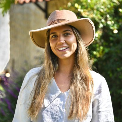 Comunicadora.
Co-fundadora de Atipica Agency.
Conductora del programa Cultura Gaucha.
Influencer.
Host digital de Fuego Sagrado en Canal12 y Agro en Punta.