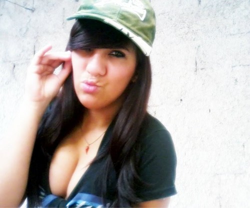 Sorria bonito e deixe os outros quererem descobrir qual é o segredo que faz você rir.  Me SeGui noVo tt @letycialee18