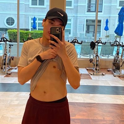 just a guy who likes to show off 🤪 i rarely check dms btw