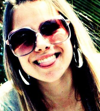 Eu estava olhando no espelho, tentando encontrar uma nova reflexão, quer tomar a estrada menos percorrida em uma direção diferente. - Selena G.