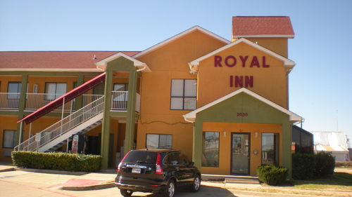 Closer to all landmarks 
 Near by Dfw & lovefield airport . and cowboy stadium
Nice clean room's 
 Wi-fi available
Weekly and daily rates avail