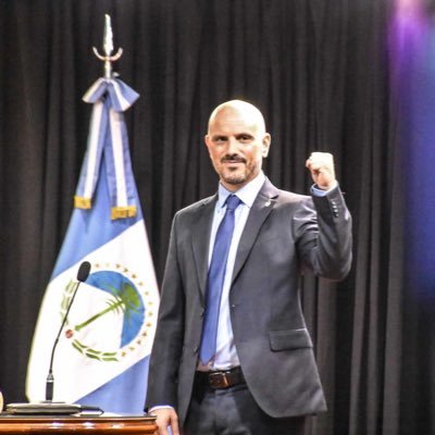 Ministro Jefe de Gabinete provincia del Neuquén. Licenciado en Ciencia Política. Especialista en Desarrollo Humano. Otra vocación: la música.