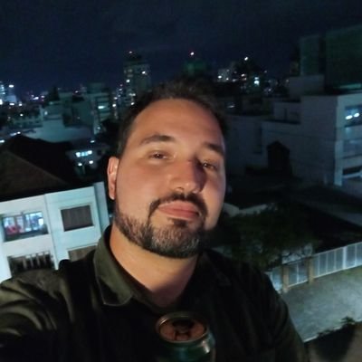 Desenvolvedor Web, entusiasta de leitura, apaixonado por filmes e Flamenguista por destino