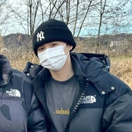 yonyaij's profile picture. i love him!