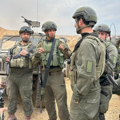לוחם של מדינת ישראל, ציוני גאה, היסטוריון, מילואימניק, בעד שלמות העם והארץ. נשוי ואב ל4. אסור שמדינת ישראל תתפרק לנו לאוטונומיות. מצילים את הבית.