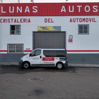 Talleres especializados en servicios de reparación de lunas, tintado, parabrisas, neumáticos y mucho más, visita nuestros talleres en el polígono las cumbres.