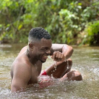 nenekillah's profile picture. Plus t’as du miel🍯, plus t’as des abeilles🐝