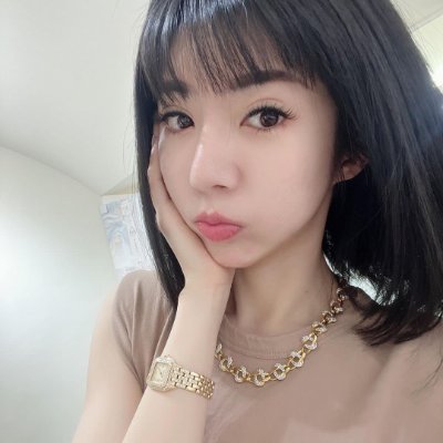 Yunshuyang22's profile picture. Navigating life with grace and a touch of sarcasm. 🌟 | Passionate about words, coffee, and everything pink. 💖 | Creating my own sunshine in a world of stormy