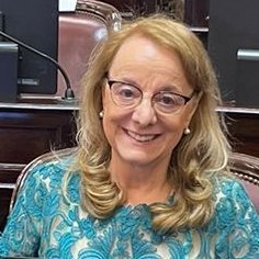 Trabajando por la igualdad de derechos y oportunidades. Senadora nacional. Ex Gobernadora de Santa Cruz. Ex ministra de Desarrollo Social
@aliciakirchner