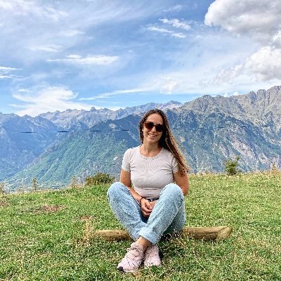 VirPOrm's profile picture. Trabajo de maestra, me creo feminista y un poco animalista. No necesariamente por ese orden. Escribo un blog en 2023 porque soy una nostálgica. Sin ser facha.