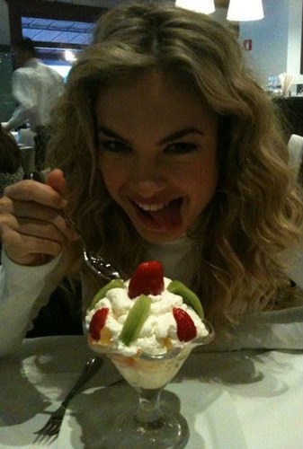 Lua lua, você ser perfeita, você ser rebeldÁ, você ser a garota, que amamos ! @Lua_Blanco, linda, apoiamos e amamos vs, 25H' 33' \\ Voltei pra ficar 4/1/12