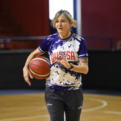 Entrenadora de Básquet. Profesora Nacional de E Fisica. Entrenadora de Quimsa Femenino