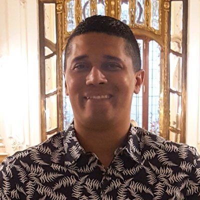 Designer multidisciplinar, especializado em sistemas de Design Visual & Tipografia.