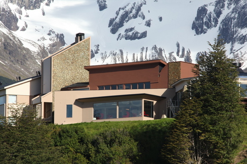 Es un hotel único en Ushuaia. Integra al confort de sus 46 hab., el compromiso medioambiental mediante el uso eficiente de los recursos energéticos e hídricos.