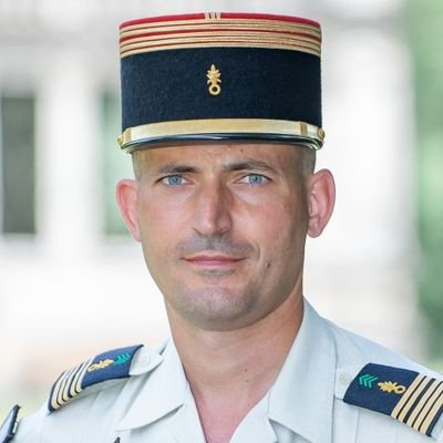 🟢🔴Le colonel Jean-Dominique Montull commande le 4e Régiment étranger.
Le #4RE bâtit la #LégionEtrangère !
#AdLegionemAedificandam #MoreMajorum