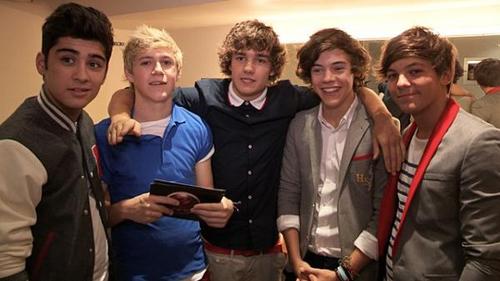 A fan page for @onedirection they are made out of 5 boys @real_liam_payne @louis_tomlinson @harry_styles @niallofficial @zaynmalik join if your a directioner