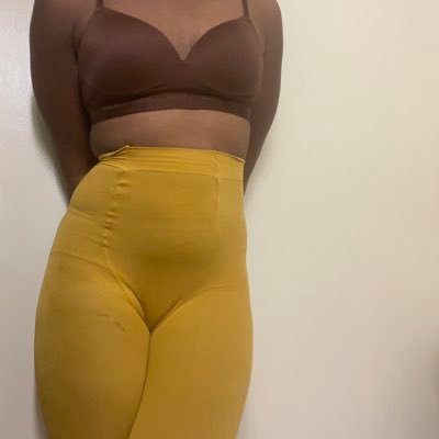 fun and nerdy black chick, slim thicc :) come play with me