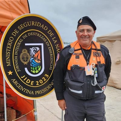 Diplomaado en Protecc.Civil
Bombero Voluntario Custodio
Brigadista Rescatista
 Instructor Socorrismo RCP y Ovace
Presidente y Jefe de Brigada BARIEC ARG.A.Civil