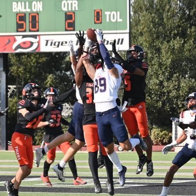 6’3 210•WR @COSGIANTS_FB• #jucoproduct •3.7 GPA• Qualifier NCAA ID: 2202432826•HUDL: https://t.co/qy7tQ8wY33•2 ⭐️• 559