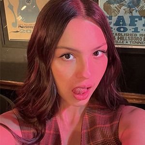 speaknowbrina's profile picture. if i die please turn my tweets into a book (d-ela)