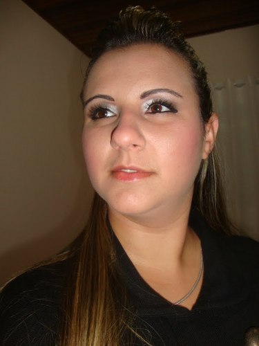 nao sou de demonstrar sentimentos mas sou cheia deles. sofro em silencio, amo no olhar e falo por sorriso.