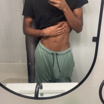 lesstalkmo's profile picture. 19yo | 11” 🍆 | 6’7|