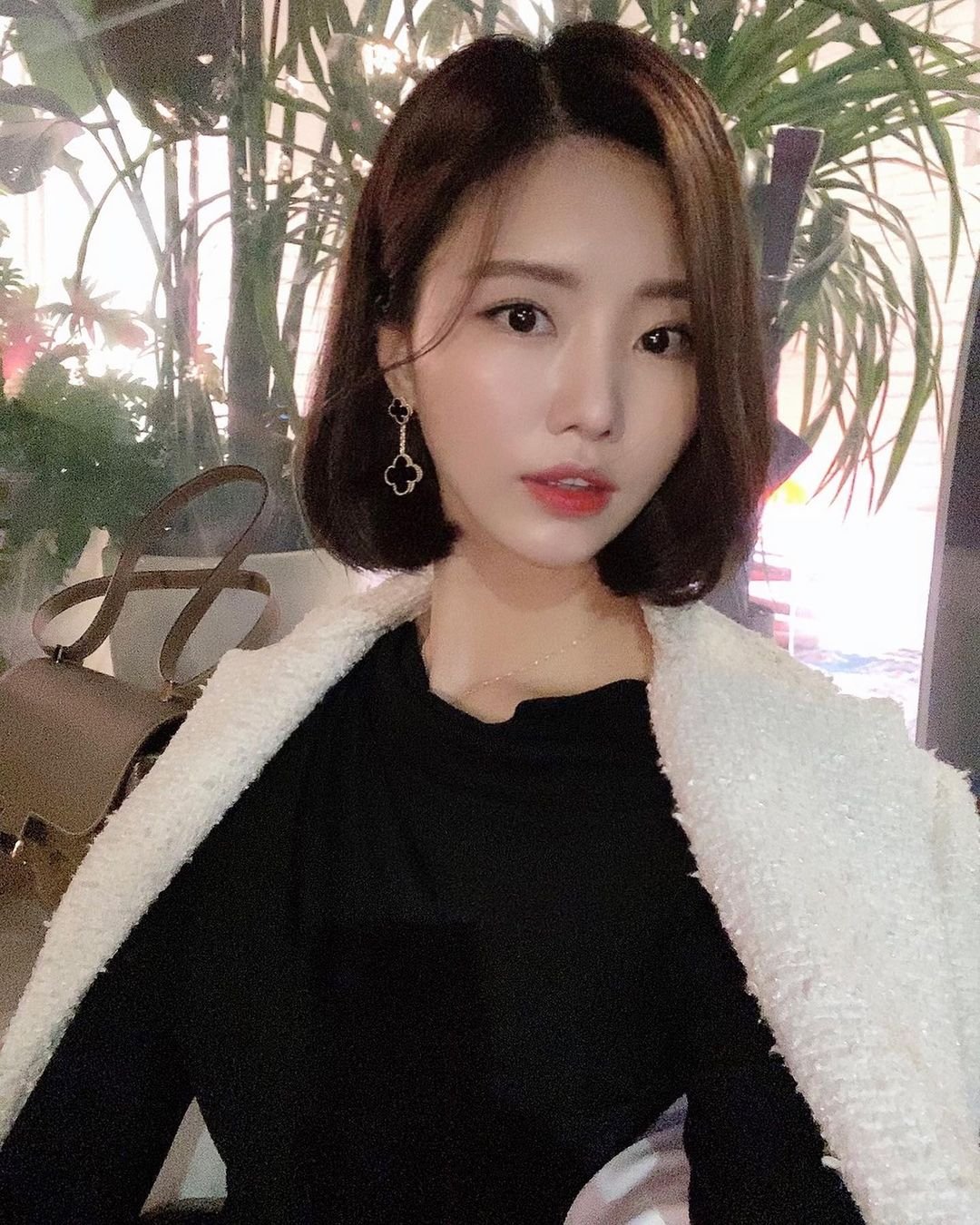 My name is Anna and I am 32 years old. Nice to meet you. I am from Taiwan and now I am in Seoul. I am a fashion designer https://t.co/rAR109bc8u