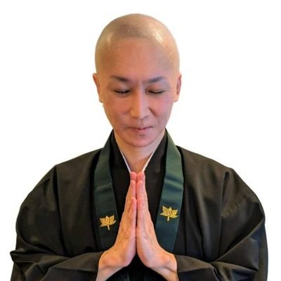 僧名は尚徳。鹿児島県霧島市にある秀心寺の住職です。占い師、心理カウンセラーの経験を活かして、関東〜九州にて僧侶として活動しております。