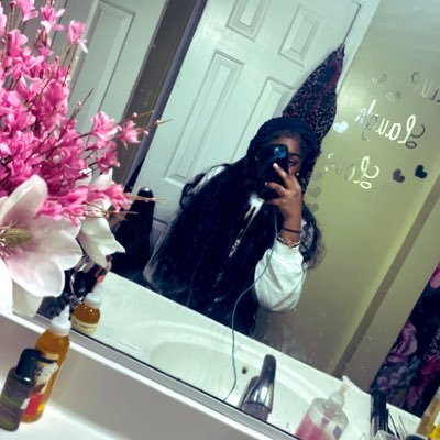 femal4efuture's profile picture. she/her