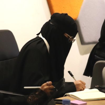 خريجة فيزياء في @uofjeddah, شغوفة بالابتكار والاختراع، شغوفة بريادة الاعمال، مهتمه بالكُتب والفلسلفة والبحر ،فائزة بالملتقى العلمي بريادة الاعمال 🥇.