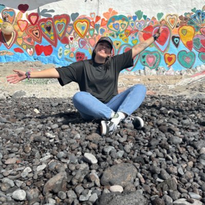 Más corta que la pata de una pulga, más fina que un coral. Estudié Magisterio para educar a futuros políticos. Amo las sonrisas, la música y el cálculo mental.