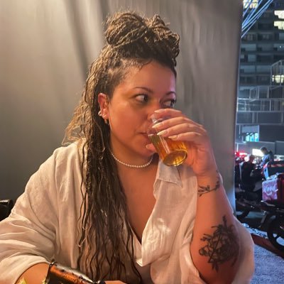 Proletária de Moda, bonita, articulada, reclamona e humilde.