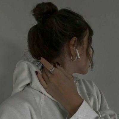 SimplySudi's profile picture. Made of sarcasm, wine, and everything fine.🍷