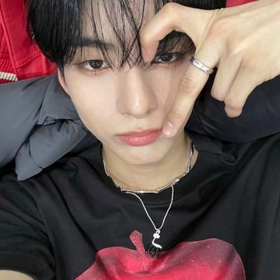 idontneedsmtg's profile picture. my universe ; who ? 🌌