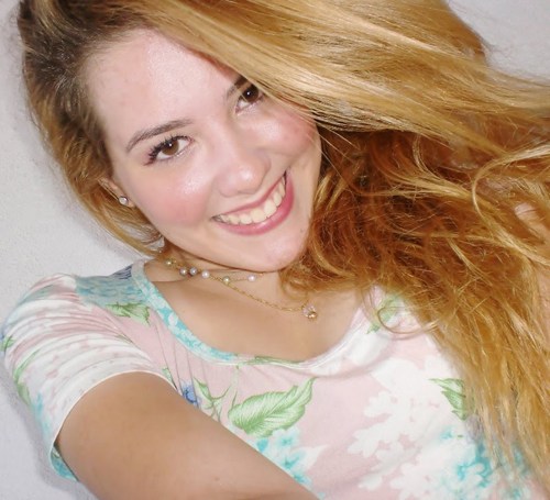 Tenho várias caras , uma é quase bonita , outra é quase feia  ! Sou um oque ? Um quase tudo ! Clarice Lispector