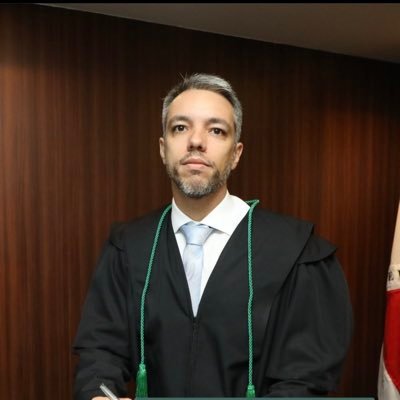 Defensor Público por vocação, Professor por paixão e Maratonista por insistência. Agora, de volta ao Jiu-Jitsu.