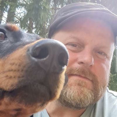 jonasekl's profile picture. Håller på AIK.

Gift med världens snyggaste och bästa socionom. Hundvän.