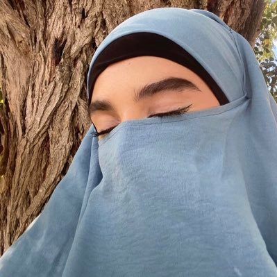 اسمي ﮼الآء فقط .. لا أنتمي لقبيلة ؛ لطائفة أو لأوراق حكومية معينة، آنسه في منتصف العشرين و بعقل الستين،لا أملك سوى القليلُ من الفنِ و الكثير من الأبجدية ..!