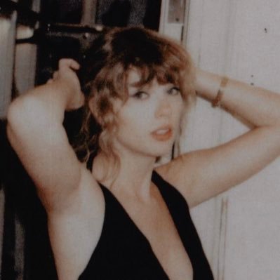 2red2fearless's profile picture. 19 || taylor fan🌹 || folk lore enthusiast