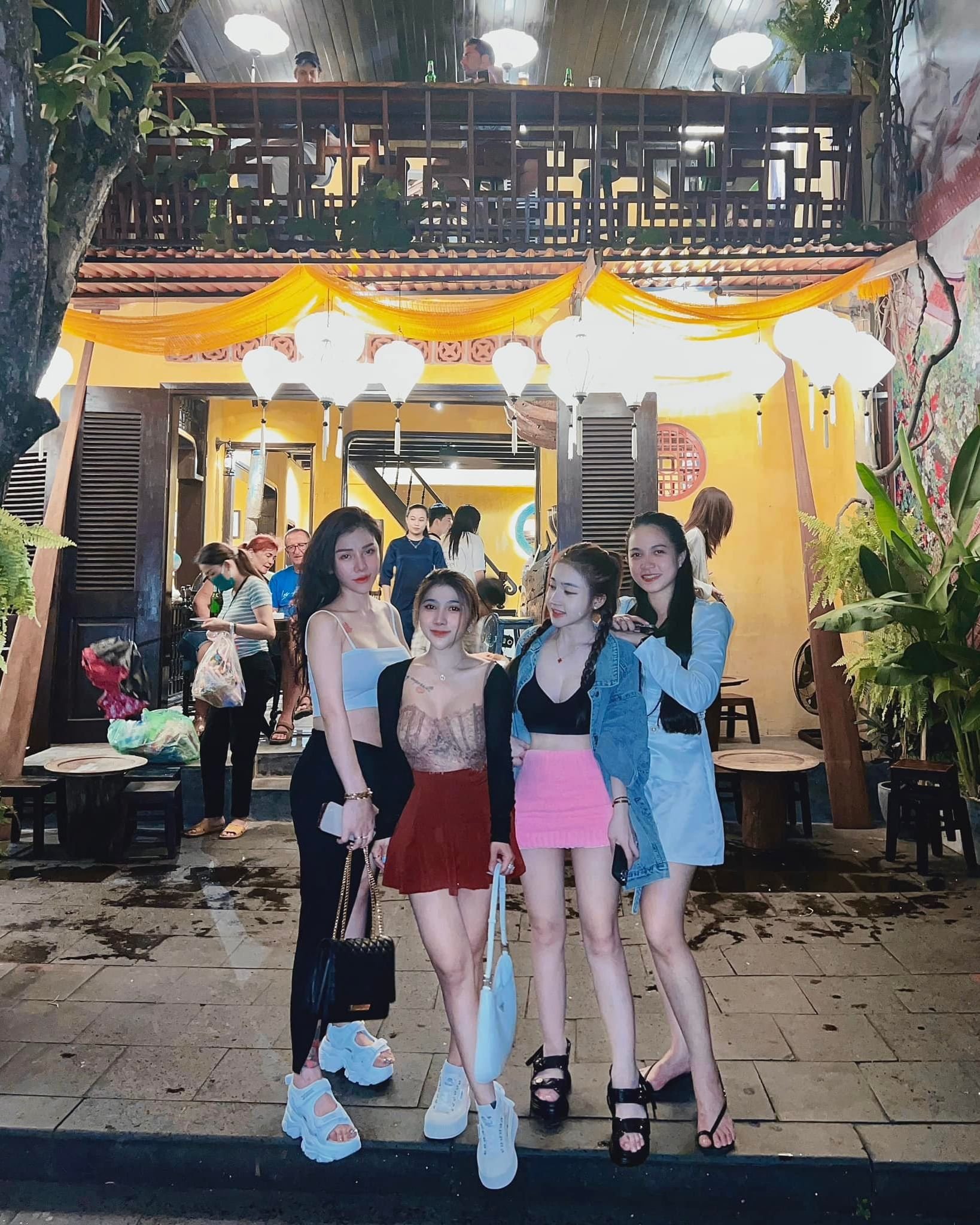Bạn hàng ngày có nói có cười ,Khi ngủ cũng rất ngon