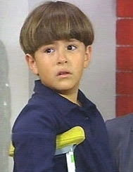 Filho de Paola Bracho com meu pai rico e mulherengo Carlos Bracho, Neto de Vovó Piedad. Adoro cair e quebrar as pernas para usar muletas. Sou rico e mimado.