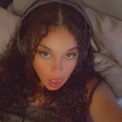 moniquezade's profile picture. 