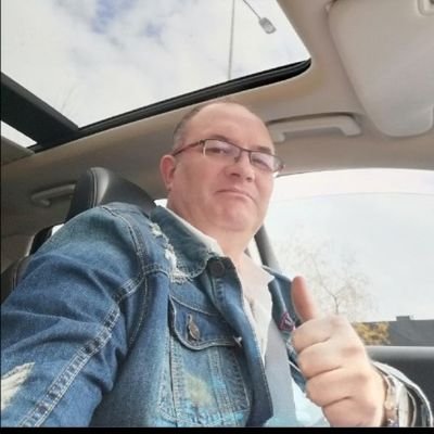 Las personas fuertes sonríen con el corazón roto, lloran con las puertas cerradas y pelean batallas de las que nadie se entera.