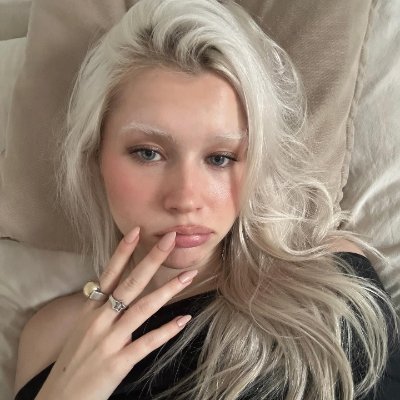 ⠀
⠀
ᅟᅟ⋆ 𝒫𝄒𝗮𝗿𝗮𝗱𝗶͟𝘀𝗲͟ ⠆watch the moonlight ⠀ ⠀ ⠀ ⠀ with Edward Cullen by my side.
⠀ ⠀ ⠀ ⠀