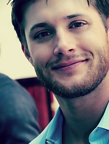Jensen Ross Ackles 1 de março de 1978 sou um ator americano. nasci em Dallas, no Texas. Já participei de algumas séries famosas, recente trabalho é Supernatural
